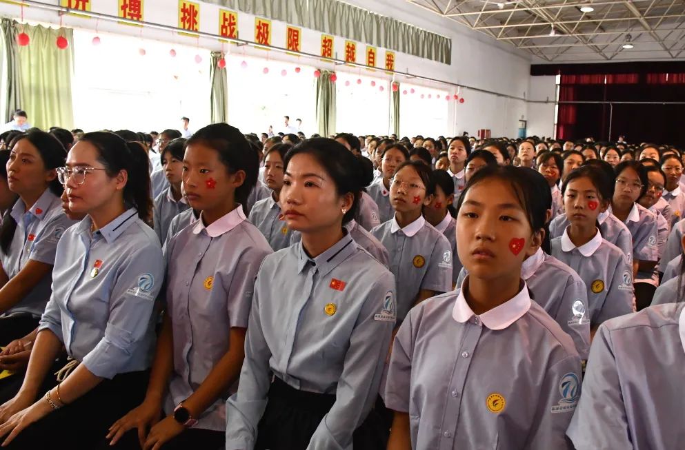 孟津區(qū)雙語(yǔ)學(xué)校校服風(fēng)采，展現(xiàn)校園魅力與學(xué)生精神面貌