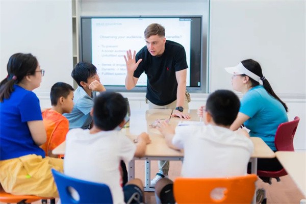雙語學(xué)校學(xué)生興趣的激發(fā)策略