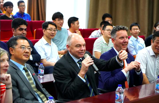 如何在雙語課堂中培養(yǎng)學(xué)生的合作能力
