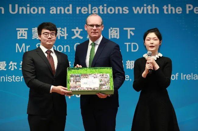 如何優(yōu)化雙語(yǔ)課堂的跨文化交際能力