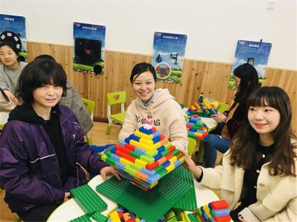 雙語(yǔ)教師跨文化協(xié)作能力的培養(yǎng)策略與路徑