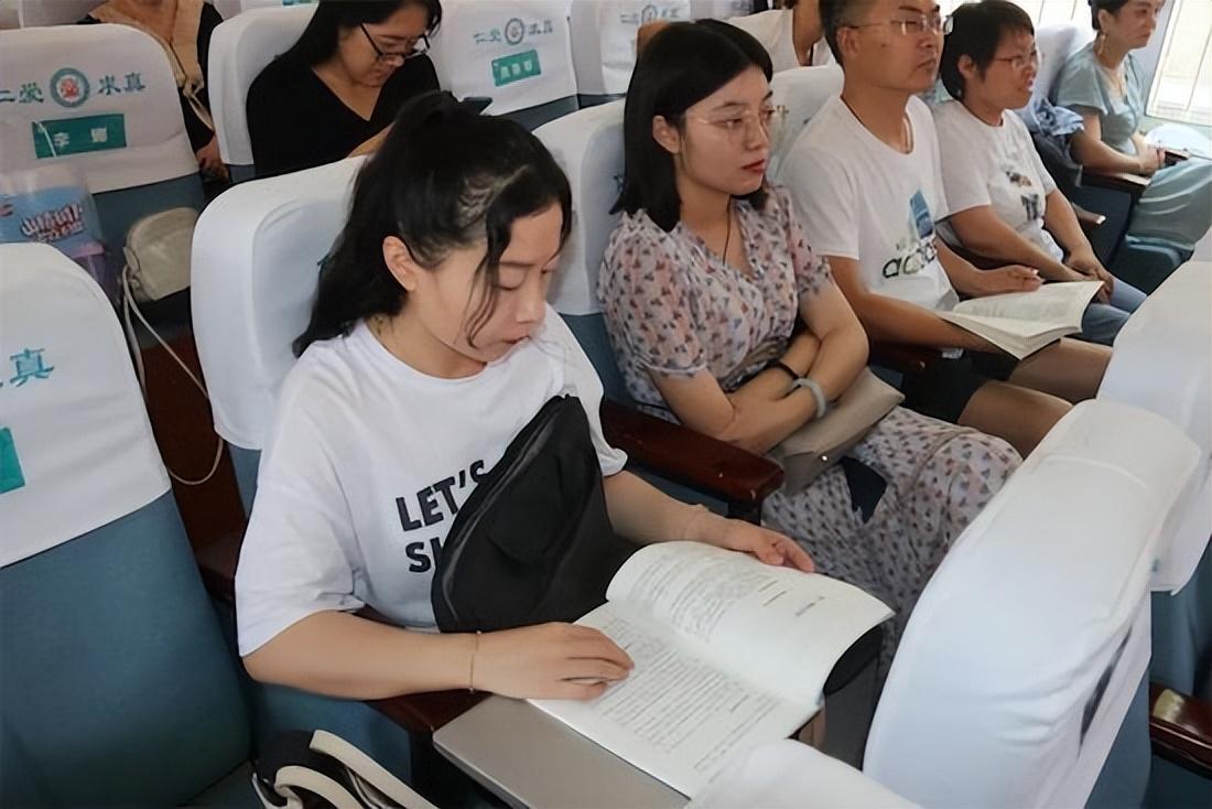 教師之間的合作如何促進雙語學校的教學改革