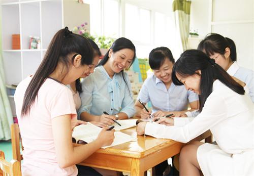 雙語教師的領(lǐng)導(dǎo)力，如何影響課堂管理與學(xué)生學(xué)習(xí)