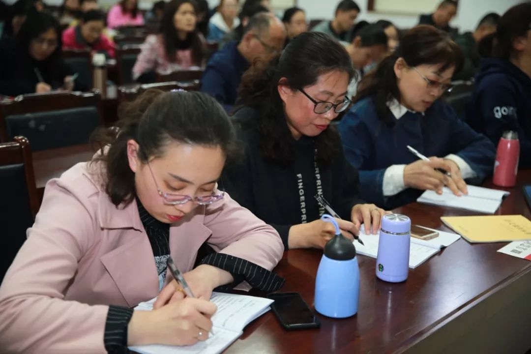 教師培訓(xùn)，開啟專業(yè)成長(zhǎng)的新篇章