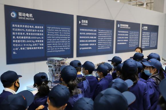雙語教師如何通過領(lǐng)導(dǎo)力推動團(tuán)隊合作模式的創(chuàng)新