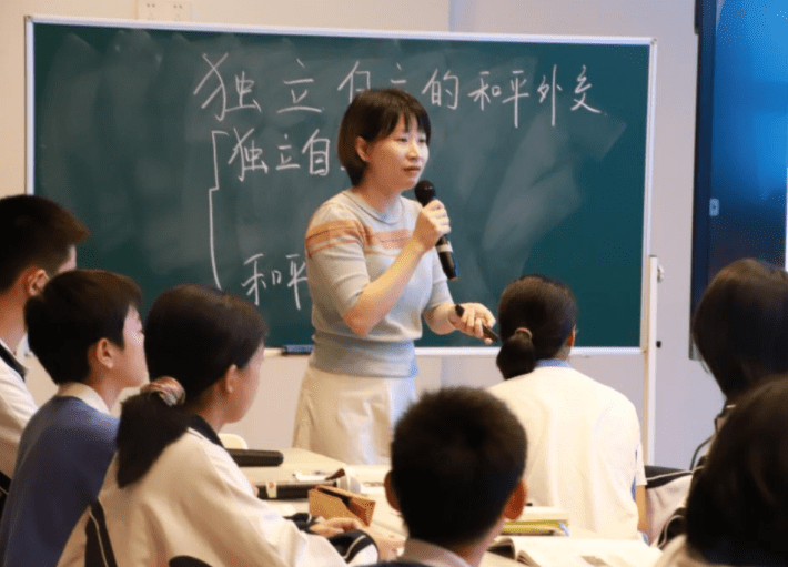 雙語教師在文化差異中的領(lǐng)導(dǎo)力展現(xiàn)之道