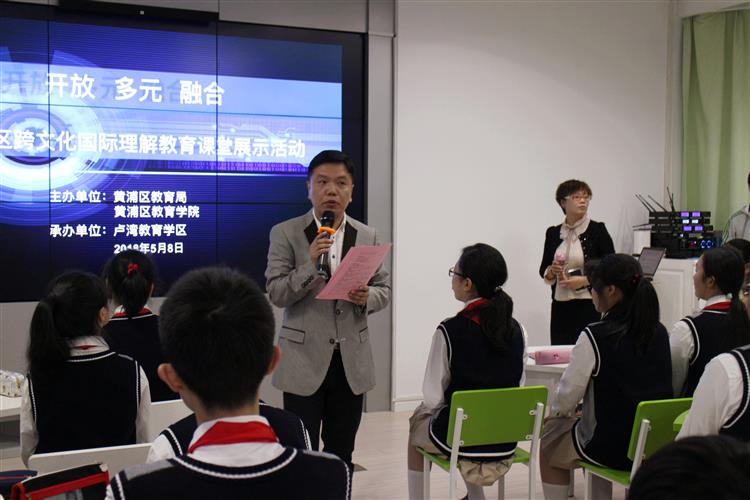 雙語教師在跨文化團(tuán)隊(duì)中的領(lǐng)導(dǎo)角色塑造與挑戰(zhàn)