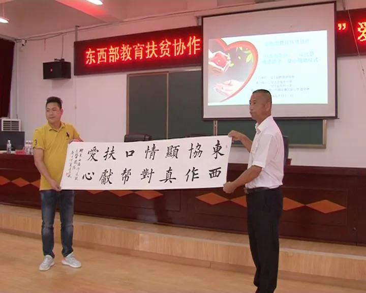 教師團(tuán)隊(duì)在項(xiàng)目管理中展現(xiàn)協(xié)作精神與領(lǐng)導(dǎo)力