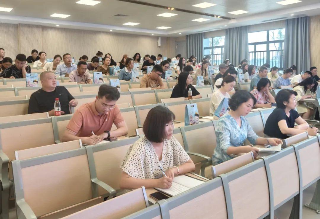 教師團隊中的領(lǐng)導(dǎo)、支持與執(zhí)行角色，多維度探討與深度解析