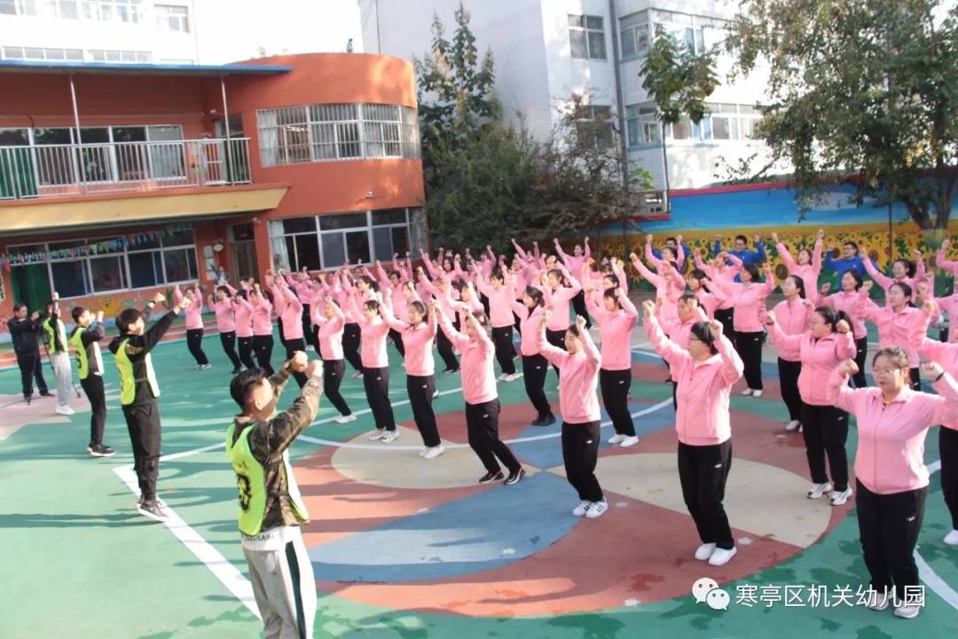 雙語教師如何通過集體獎(jiǎng)勵(lì)激發(fā)團(tuán)隊(duì)的合作激情與團(tuán)隊(duì)精神培養(yǎng)策略