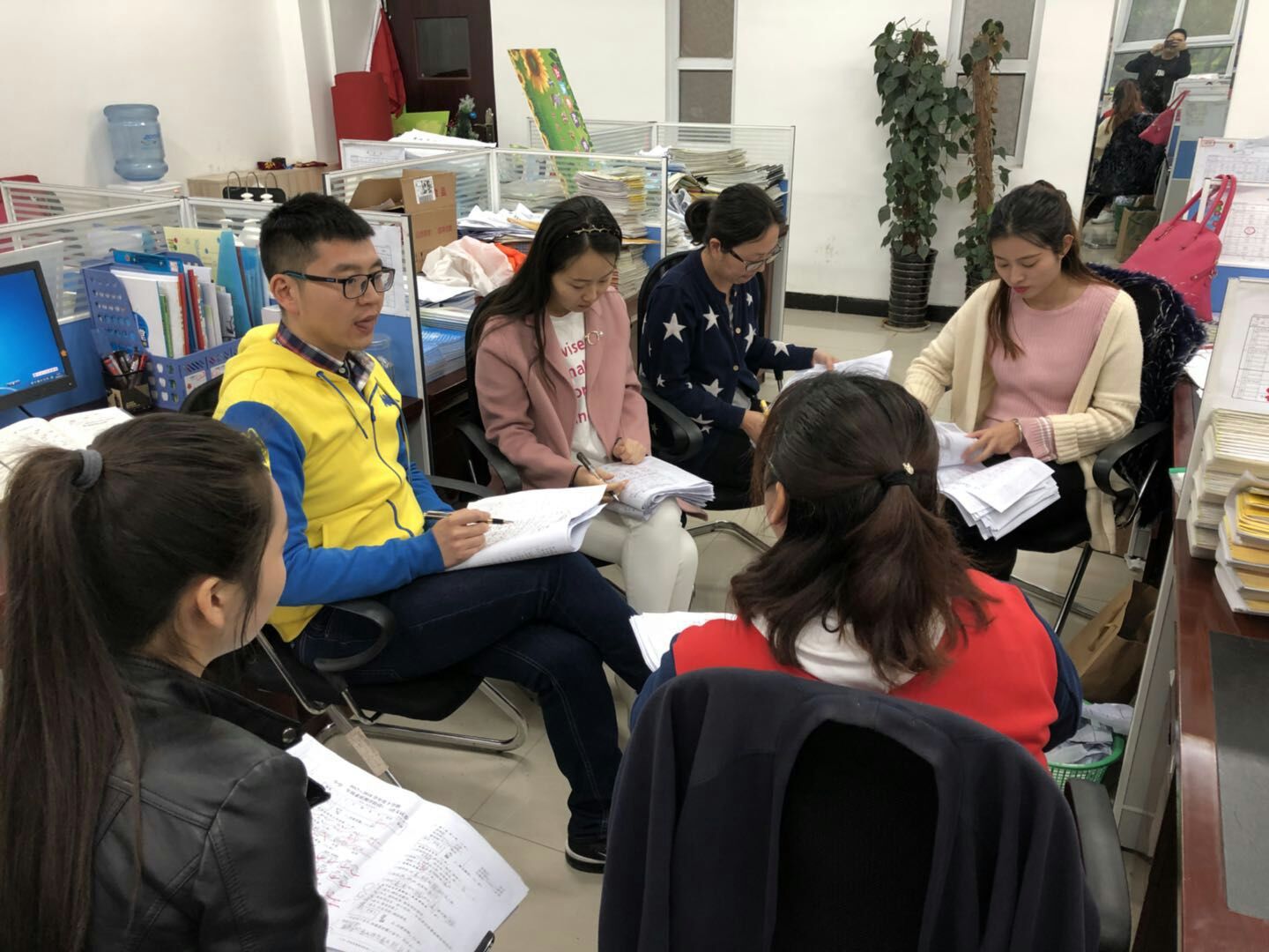 教師團隊應對教學資源不足時的協(xié)作挑戰(zhàn)