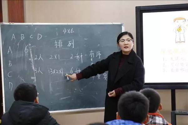 教師團隊如何通過互評與反饋促進協(xié)作與成長