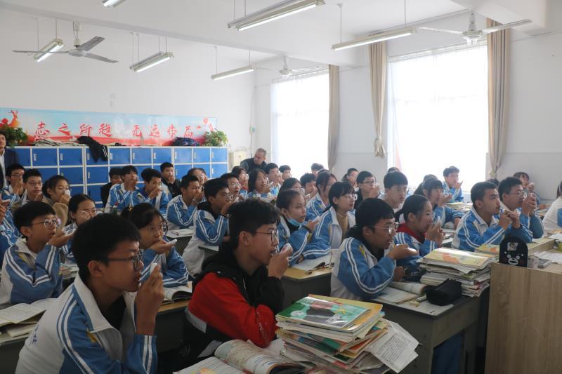 雙語教師如何通過學(xué)生反饋優(yōu)化教學(xué)與團(tuán)隊(duì)協(xié)作策略