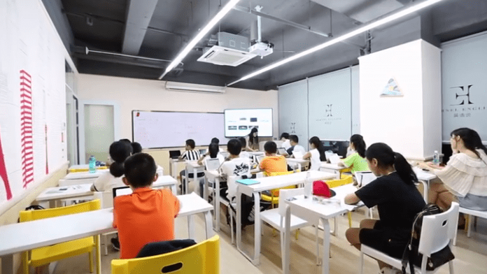 雙語教師如何通過虛擬團隊合作提升教育質量，策略與實踐探討