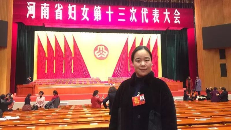 孟津雙語學校中的王為民，教育之光