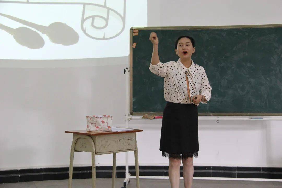 孟津雙語(yǔ)學(xué)校教師李紅，教育領(lǐng)域的璀璨明星