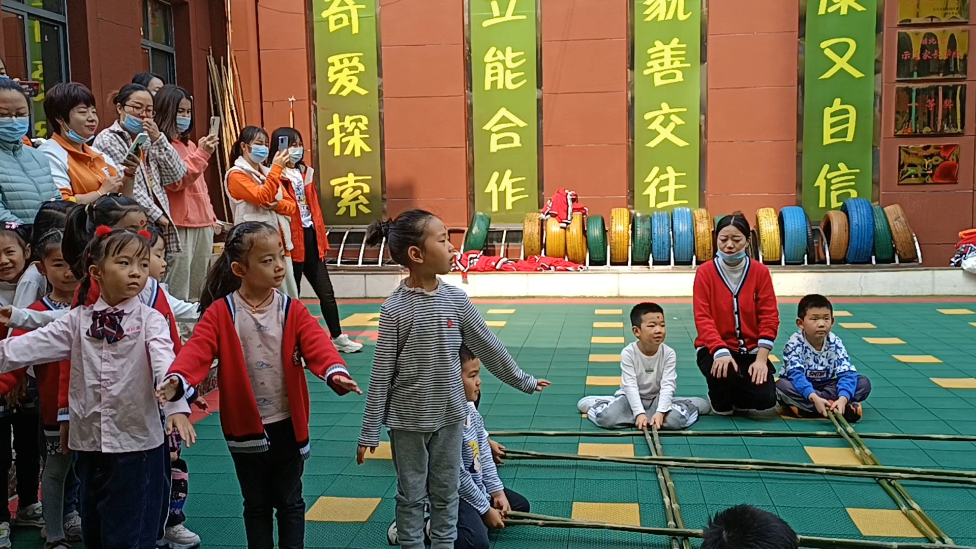 孟津雙語(yǔ)學(xué)校竹竿舞的魅力與傳承