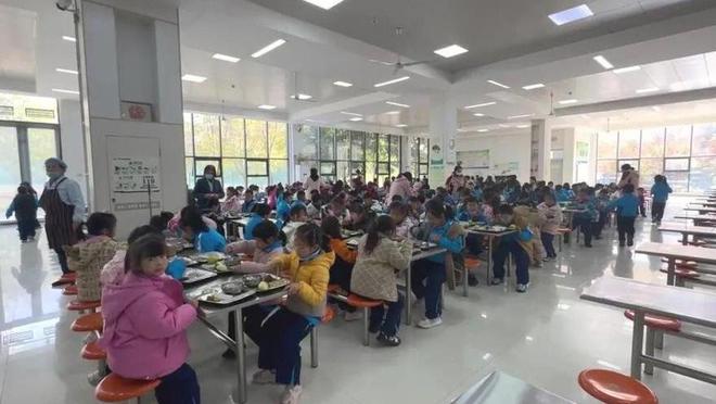 孟津雙語學(xué)校初中食堂，品味校園美食，體驗多元文化