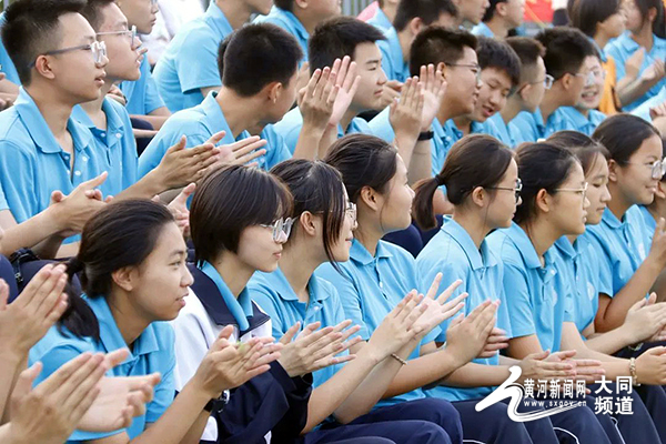 孟津雙語學校藍色校服，青春與夢想的見證