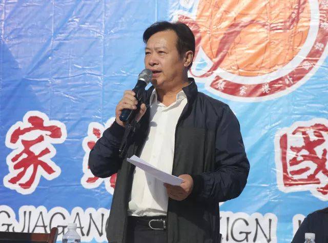 孟津雙語學(xué)校許校長的領(lǐng)導(dǎo)魅力與教育理念的探索