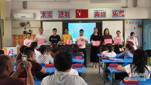 孟津雙語學(xué)校中的甜甜老師，照片背后的故事