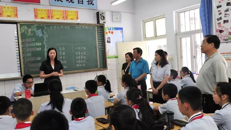 孟津雙語(yǔ)學(xué)校老師收手機(jī)事件，探究背后的原因與影響
