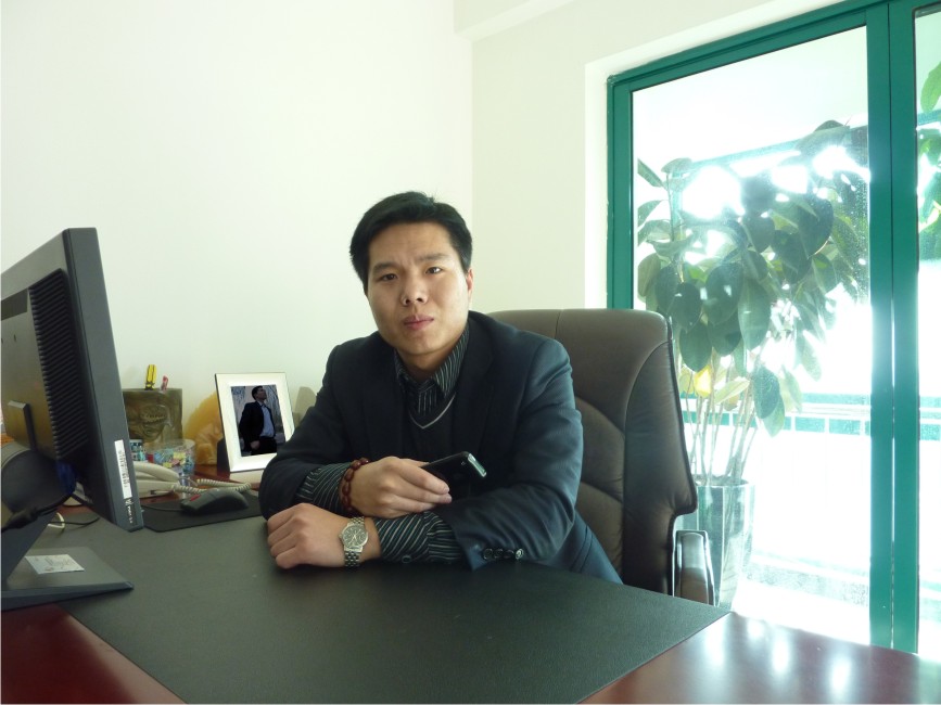 孟津雙語學(xué)校的杰出教育者賈戰(zhàn)勇，教育之光，引領(lǐng)未來