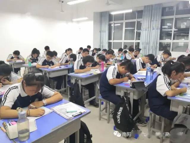 孟津雙語學(xué)校晚自習(xí)時(shí)間，探索與體驗(yàn)