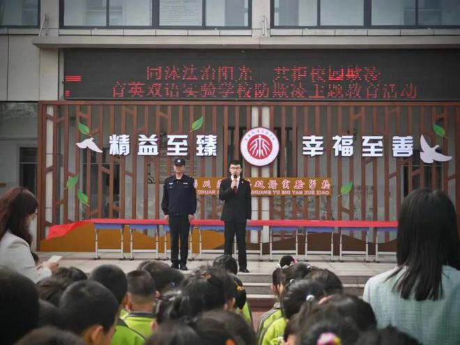 洛陽孟津雙語學校中的盧小芬，教育之光