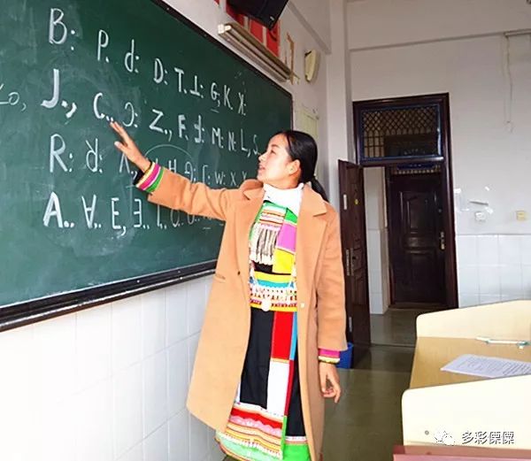 孟津雙語學(xué)校裴詩耕老師，教育明燈與靈魂工程師的典范