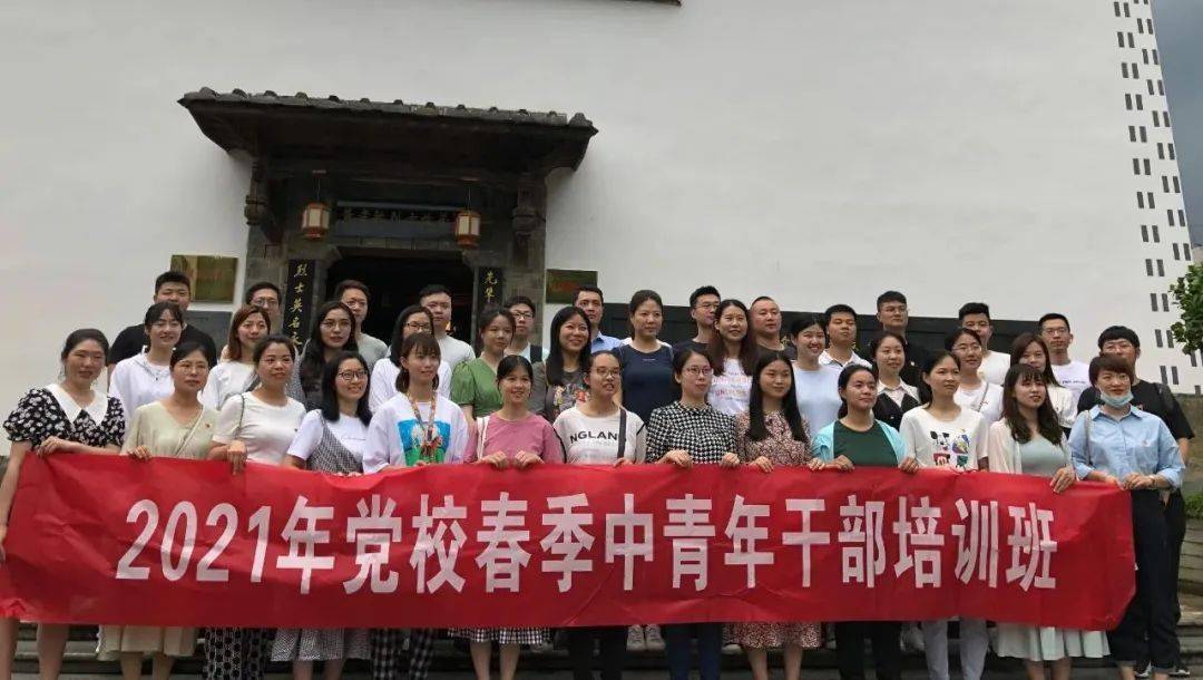 孟津縣雙語學校中的格格老師，教育的璀璨明星