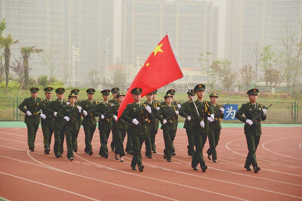 學(xué)校舉行全民國家安全教育日主題升旗儀式