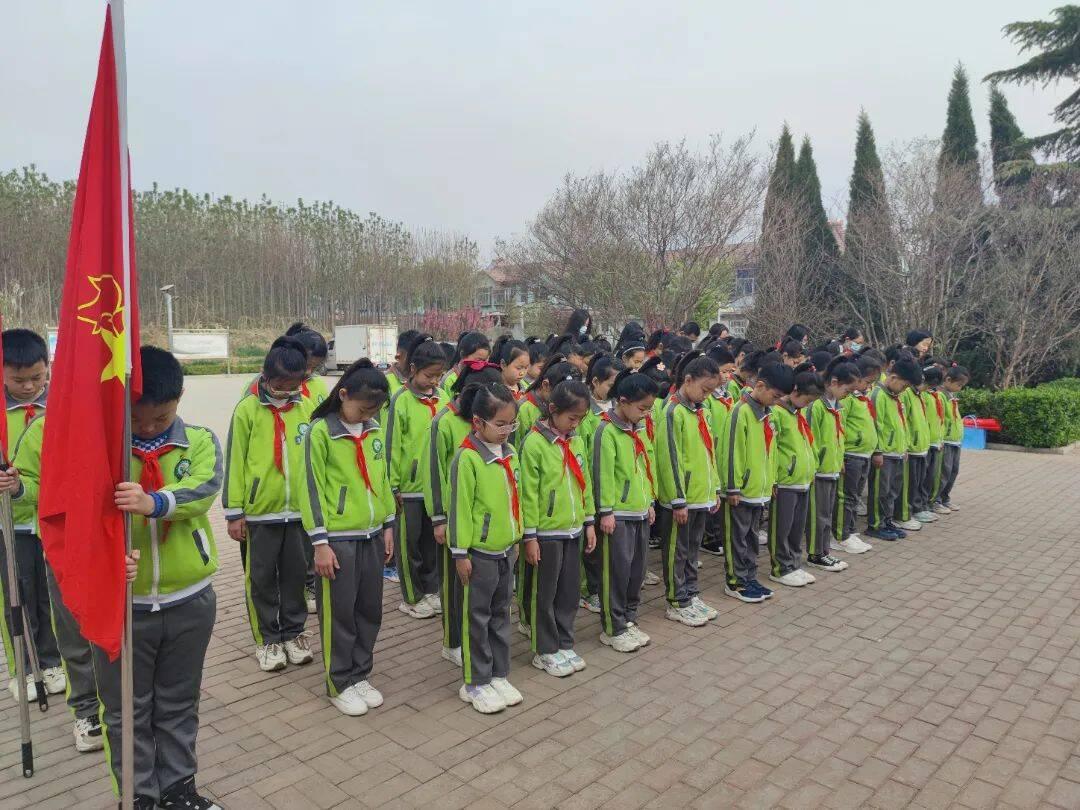 學(xué)校清明祭英烈活動，緬懷革命先烈，賡續(xù)紅色血脈紀(jì)實(shí)