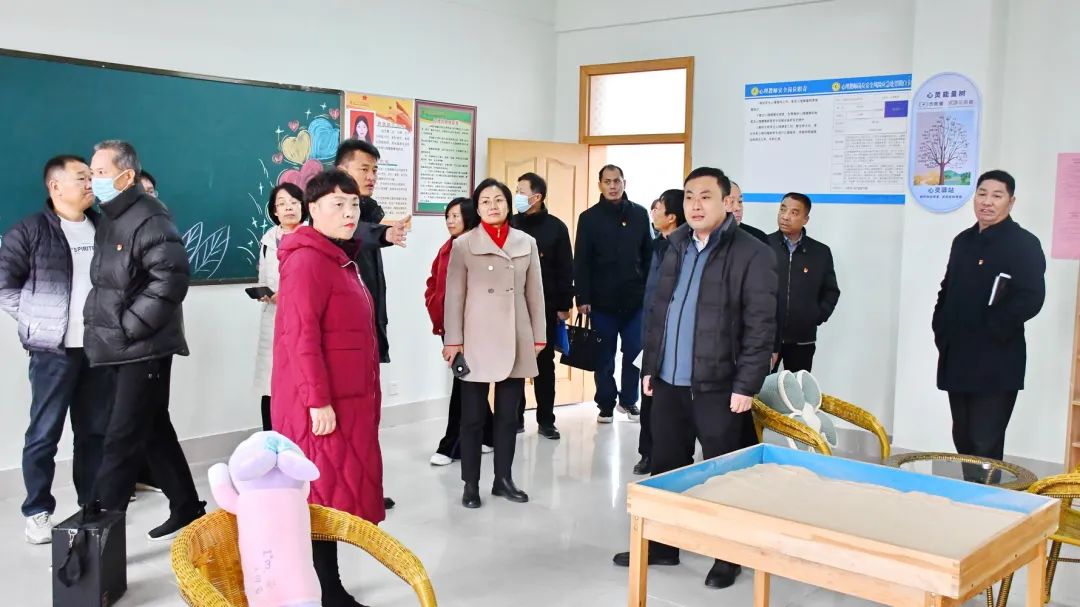 上高街道學苑社區(qū)兩委成員探訪孟津雙語學校書院，深化社區(qū)教育融合之旅