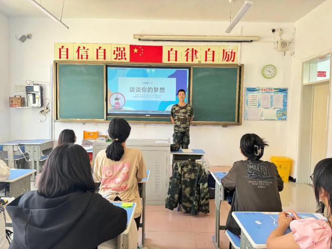 學(xué)校舉行一課三融課程建設(shè)培訓(xùn)會——探索新時(shí)代教育融合之路