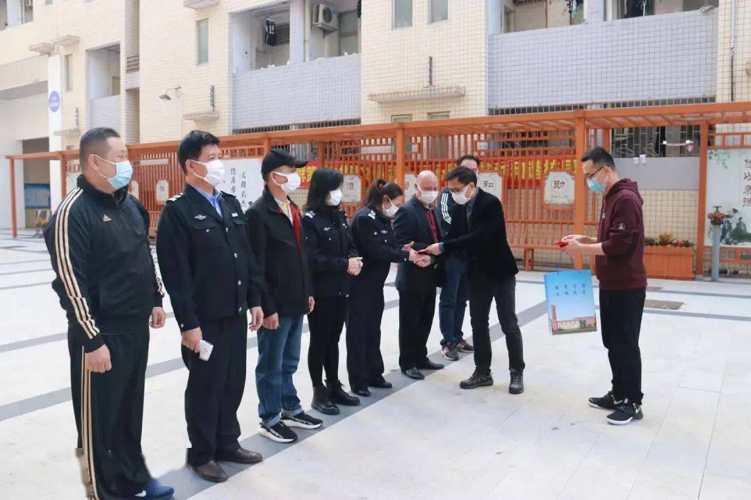 學(xué)校領(lǐng)導(dǎo)慰問春節(jié)期間一線值班人員，溫暖與關(guān)懷傳遞心間