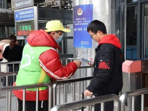 春運(yùn)暖冬行動(dòng)，我校學(xué)子投身志愿服務(wù)，傳遞旅途溫情