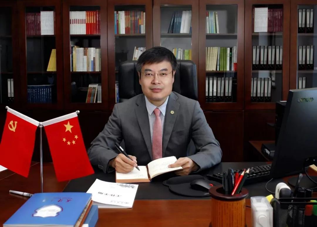 元旦之際，校長(zhǎng)崔耕虎慰問(wèn)值班人員，共慶佳節(jié)