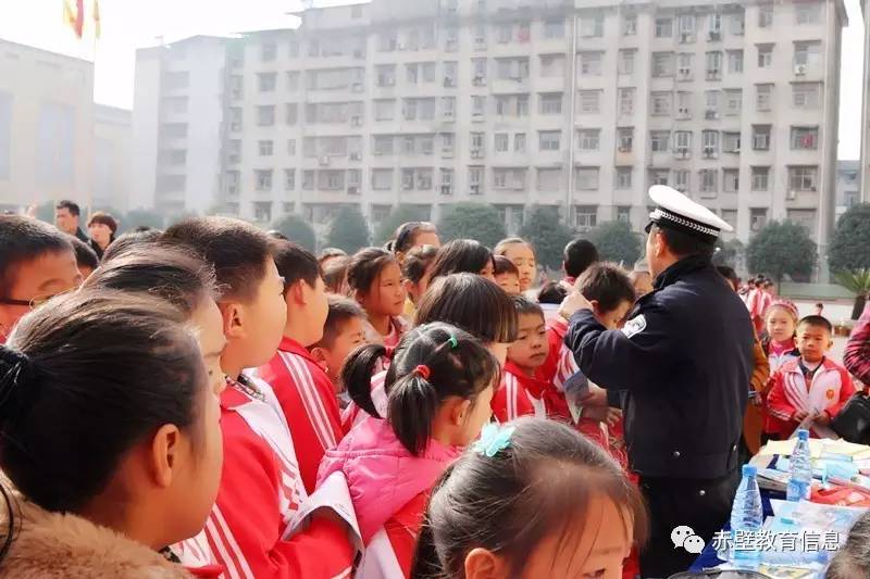 我校開展文明交通，平安出行主題升旗儀式，守交通規(guī)則，倡文明出行