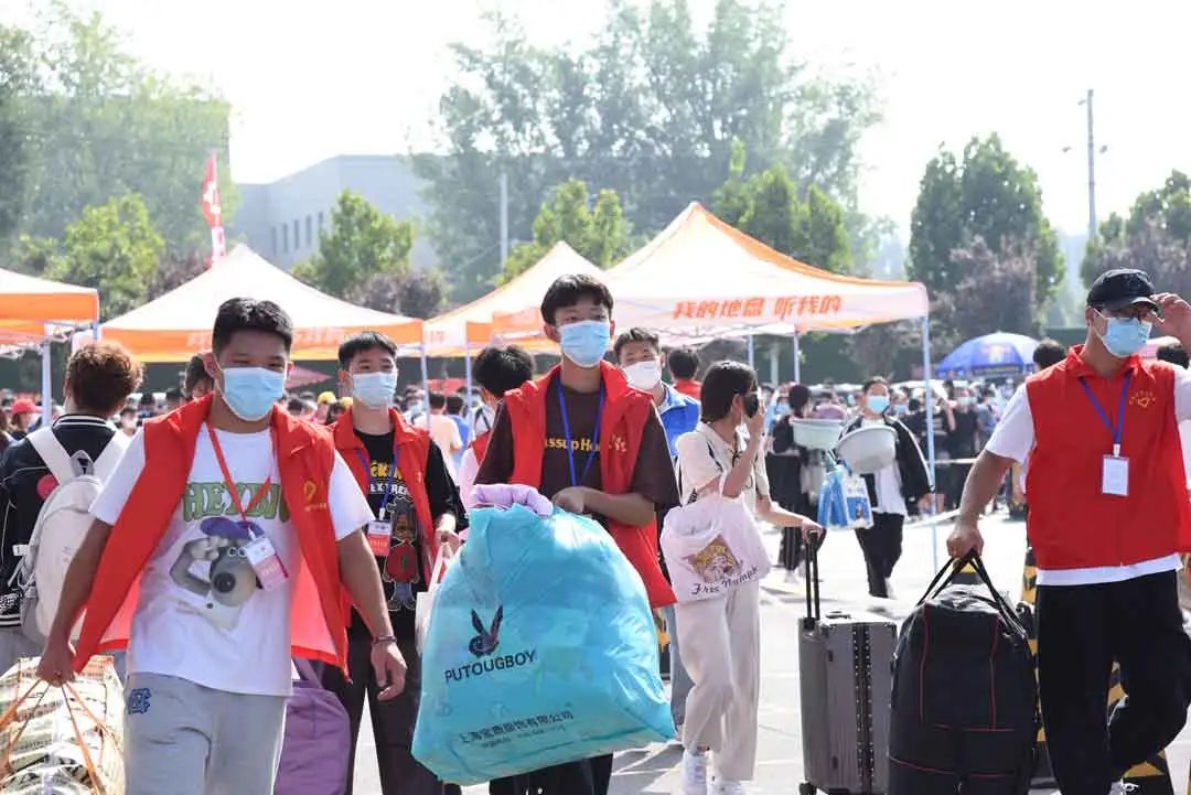 我院青年志愿者熱情迎新，積極投身迎新工作