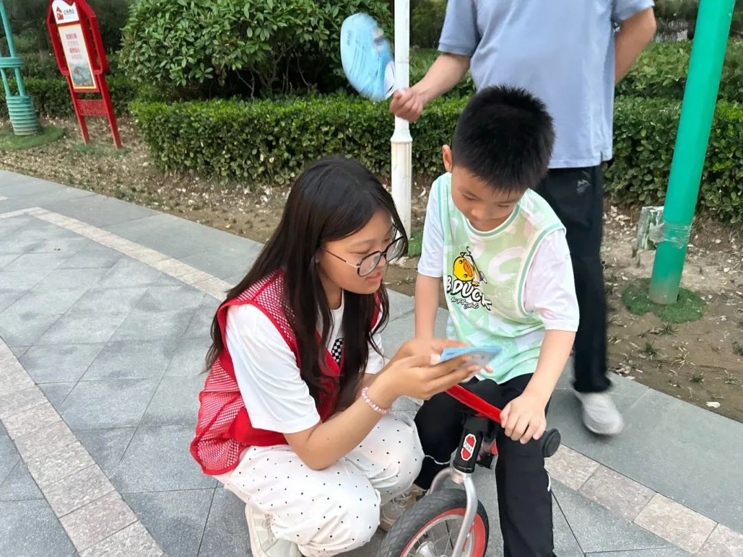 青春三下鄉(xiāng)之旅，學(xué)院筑夢七彩 伴我童心志愿服務(wù)隊走進學(xué)苑社區(qū)