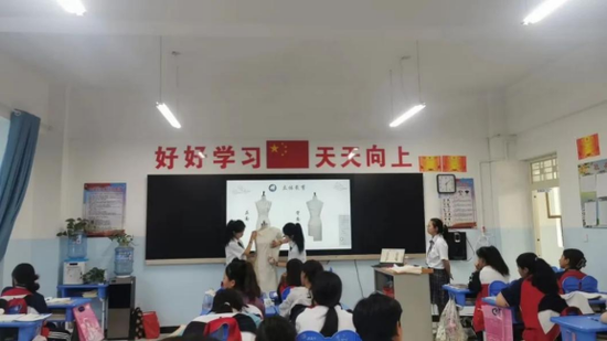 岳普湖縣中等職業(yè)技術(shù)學(xué)校師生來(lái)訪交流，深化合作共謀發(fā)展