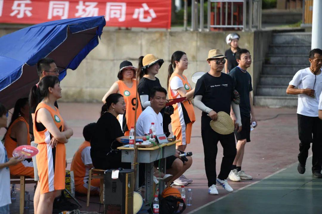 學(xué)院教職工籃球賽，風(fēng)格展現(xiàn)風(fēng)采，熱血點(diǎn)燃賽場(chǎng)