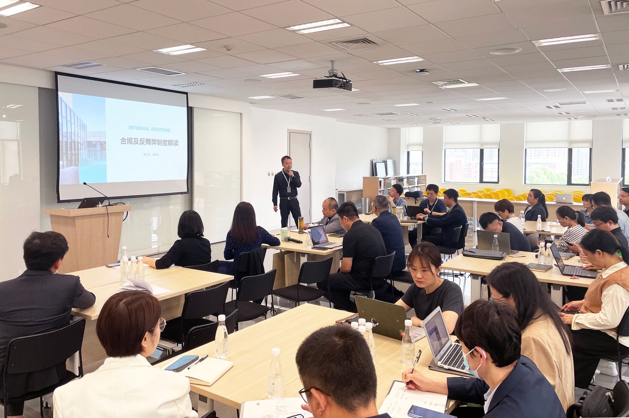 學院召開2024年法治建設(shè)工作會議，深化法治教育，共筑校園法治新篇章