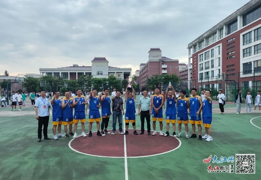 我院教職工男子籃球隊勇奪駐泰高校教職工籃球聯(lián)誼賽亞軍，追求卓越籃球精神展現(xiàn)風(fēng)采