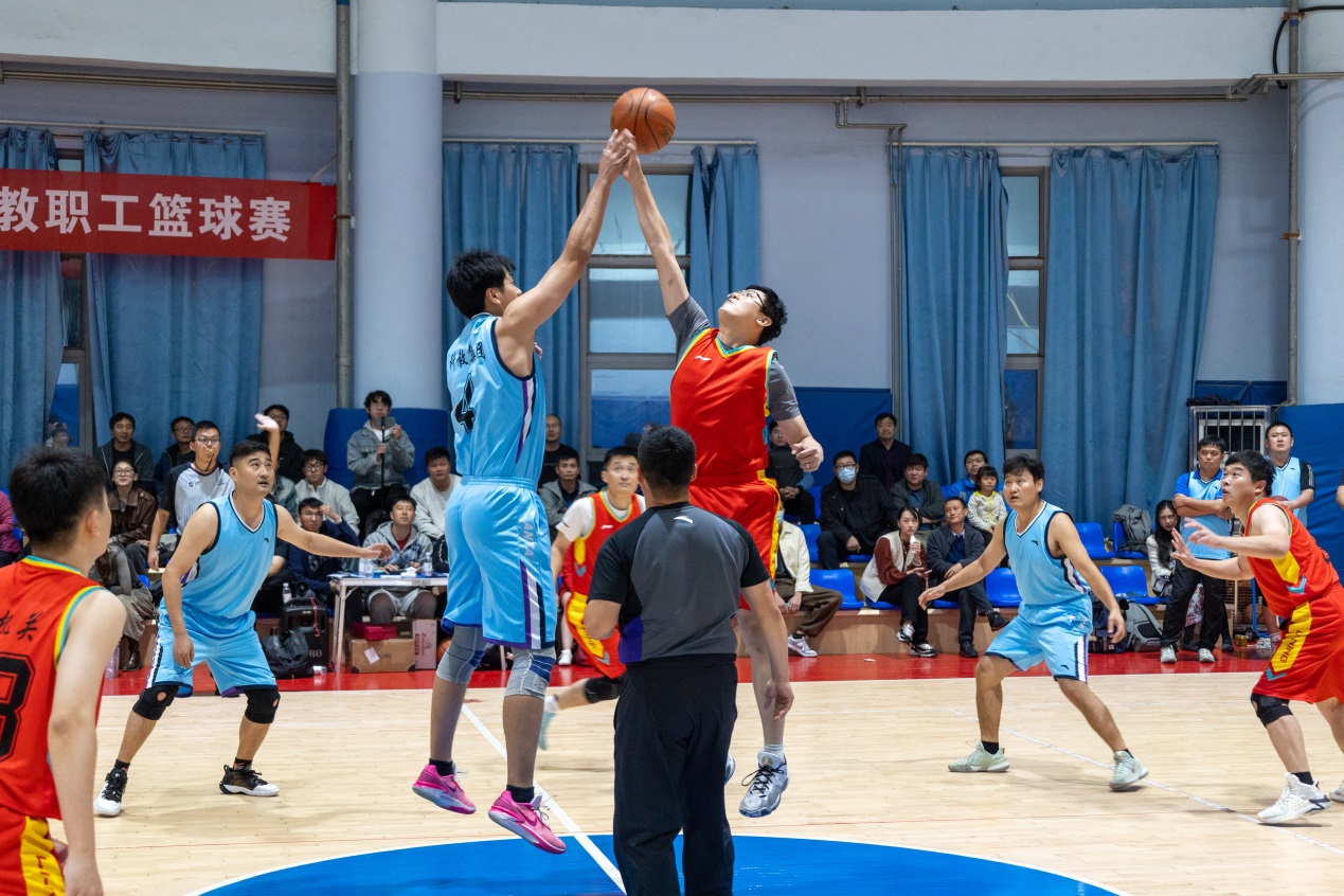 學院2024年教職工籃球賽火熱開賽，運動激情與團隊精神的完美融合
