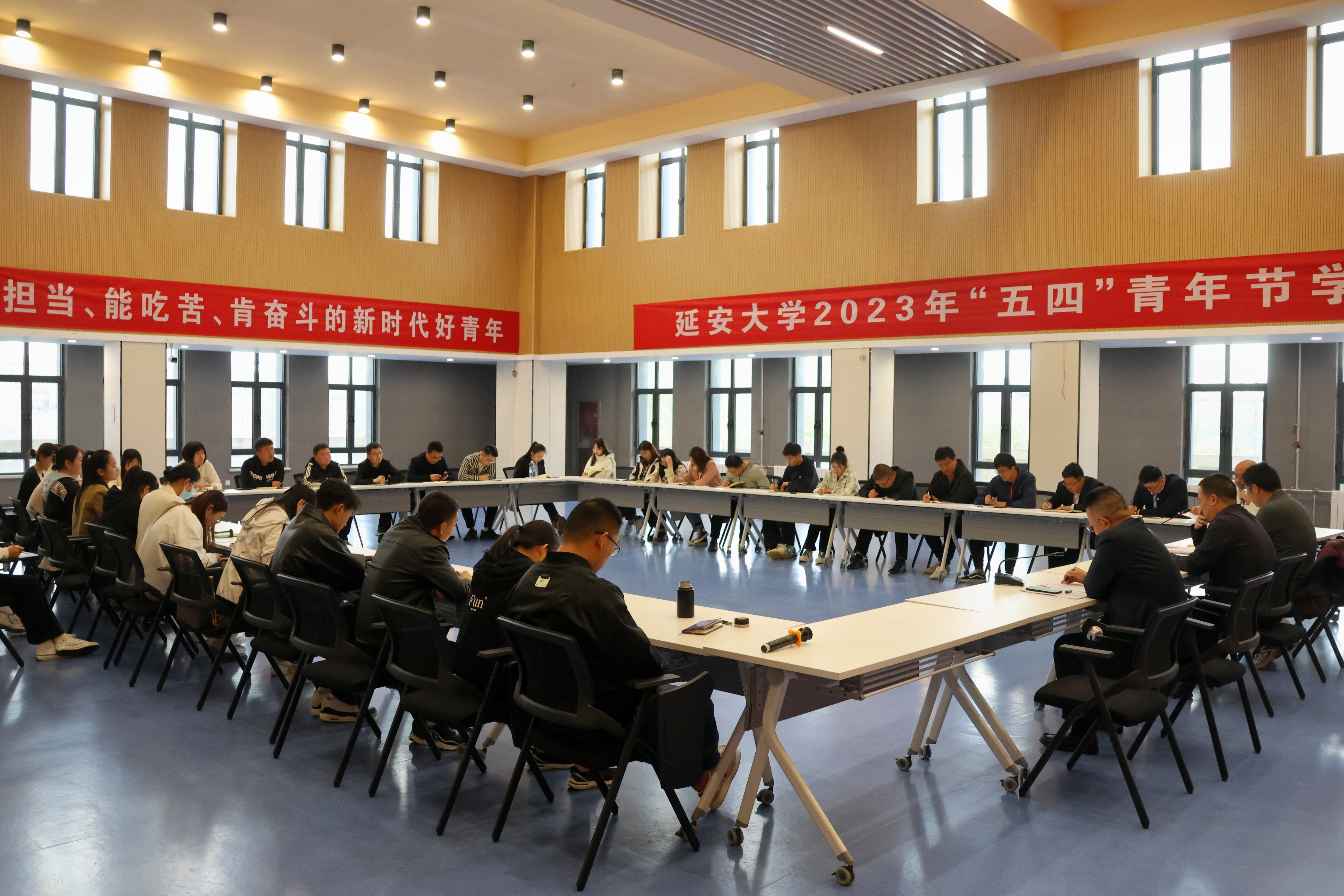 學(xué)院舉行五四青年座談會(huì)，傳承精神，共筑未來(lái)