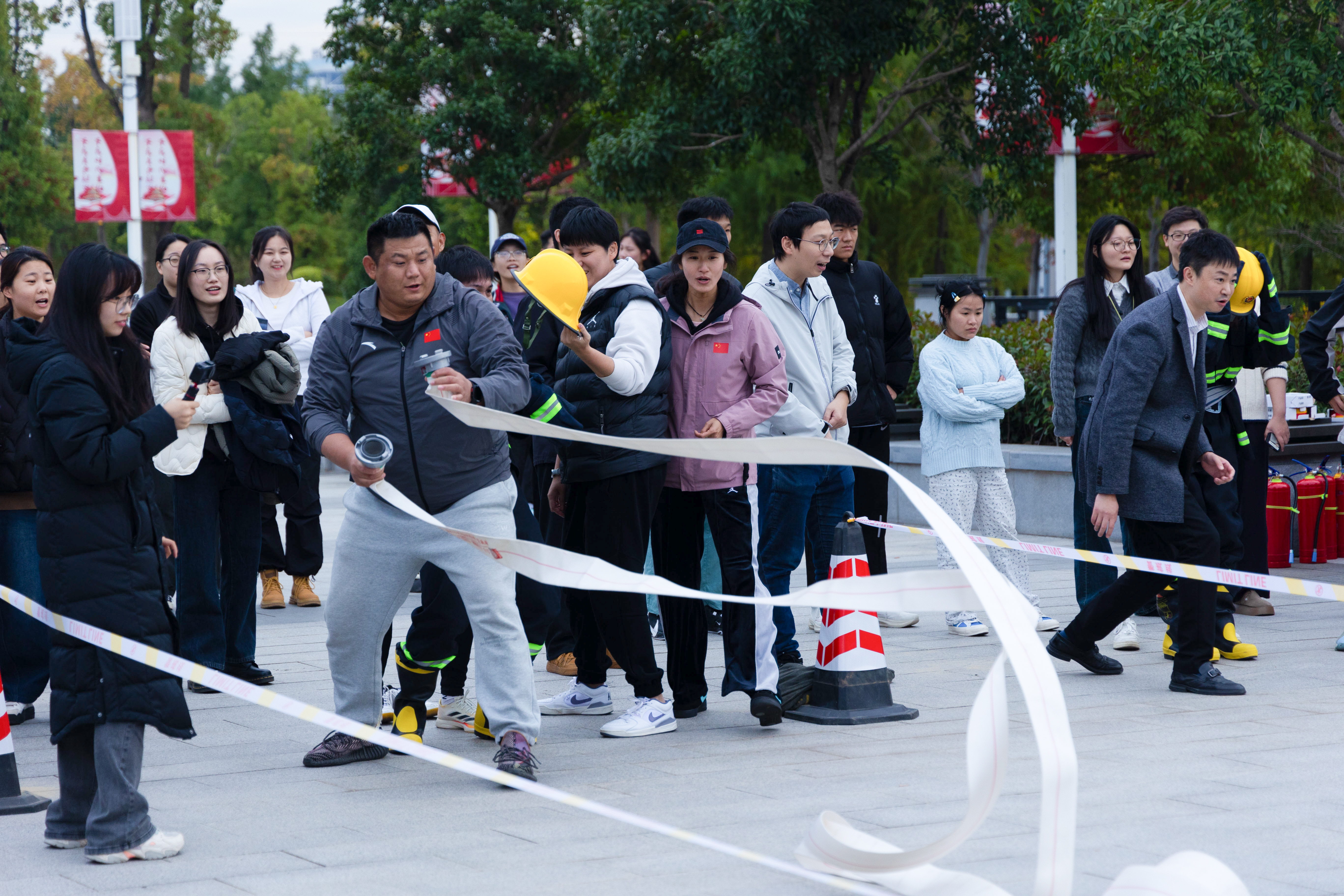 學院春季運動會，消防水帶連接項目趣味比賽——活力與安全共舞