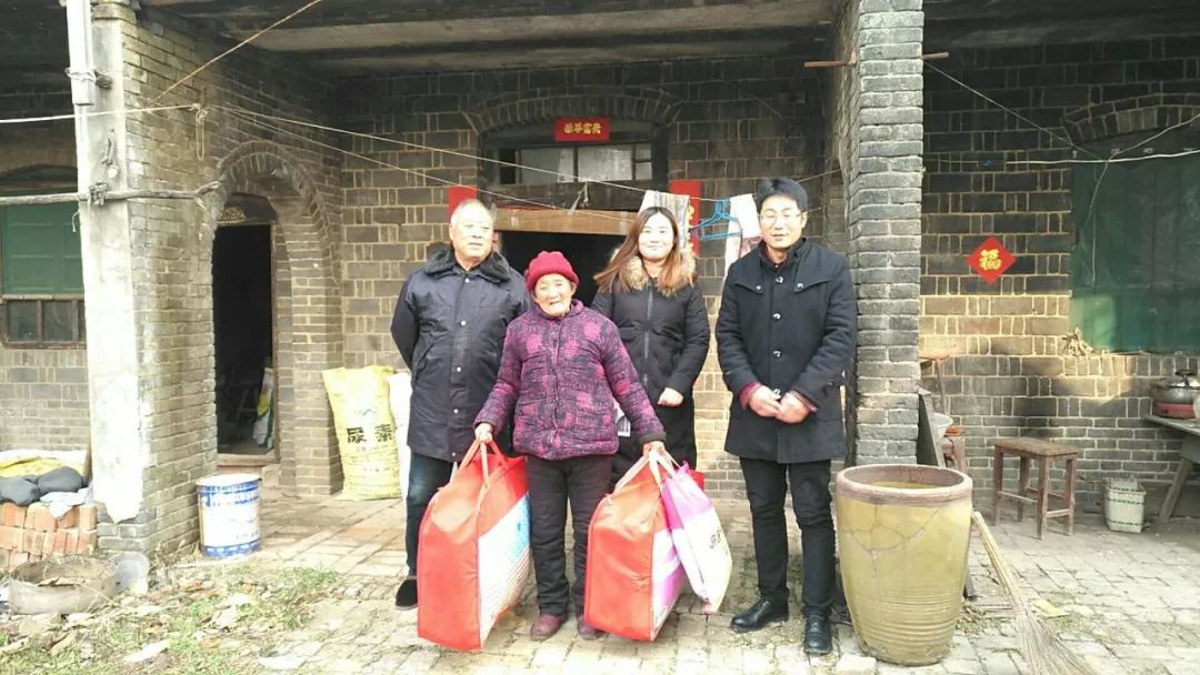 民盟孟津雙語學(xué)校職業(yè)技術(shù)學(xué)院支部赴亓家灘村開展重陽慰問送溫暖活動紀(jì)實
