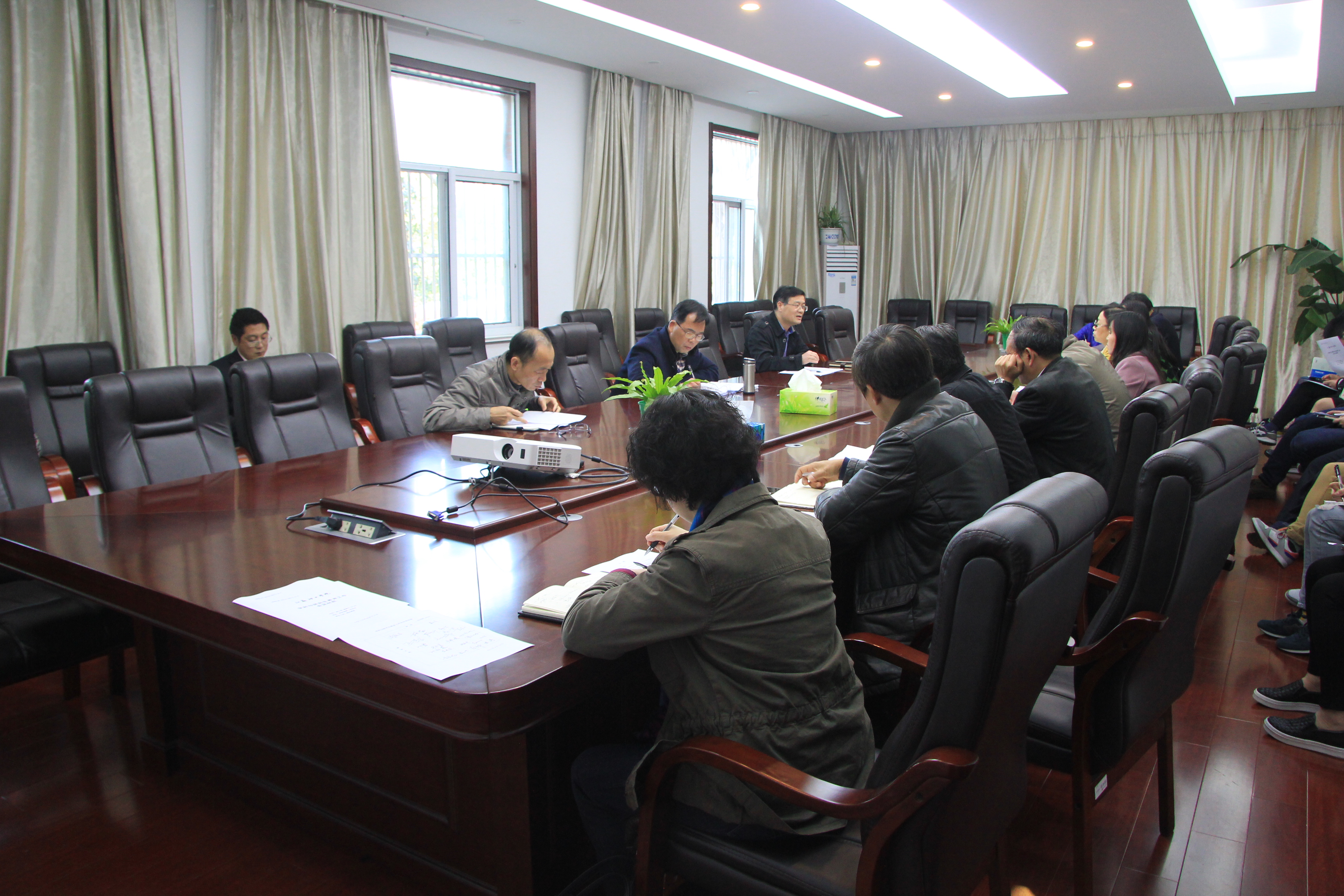 學(xué)院召開(kāi)教學(xué)科研工作推進(jìn)會(huì)議，深化內(nèi)涵建設(shè)，提升教育質(zhì)量
